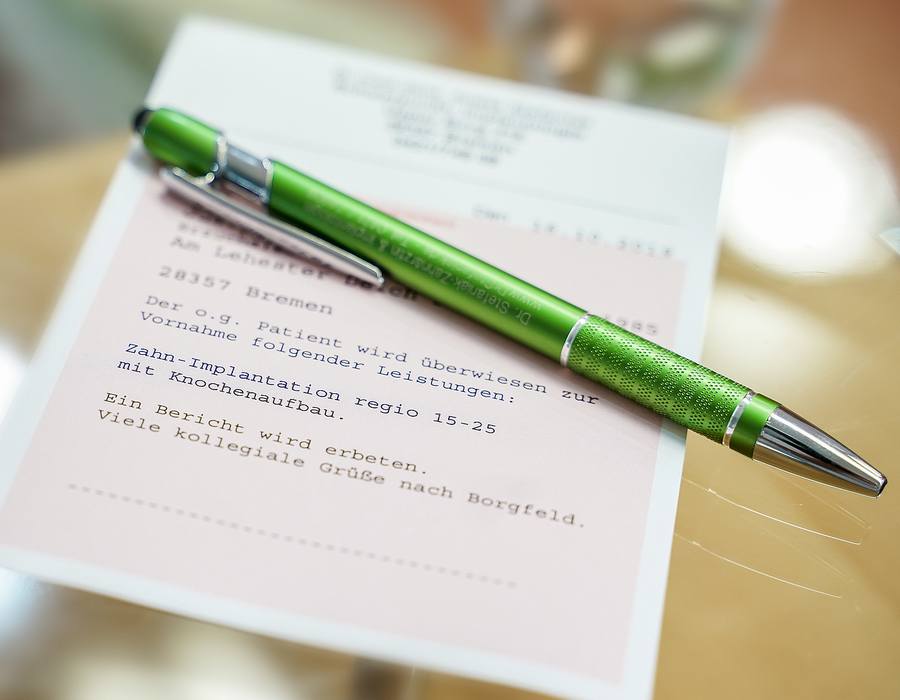 Überweiser - Dr. Stefaniak-Brzuchalski, Zahnärztin und Implantologin in Bremen